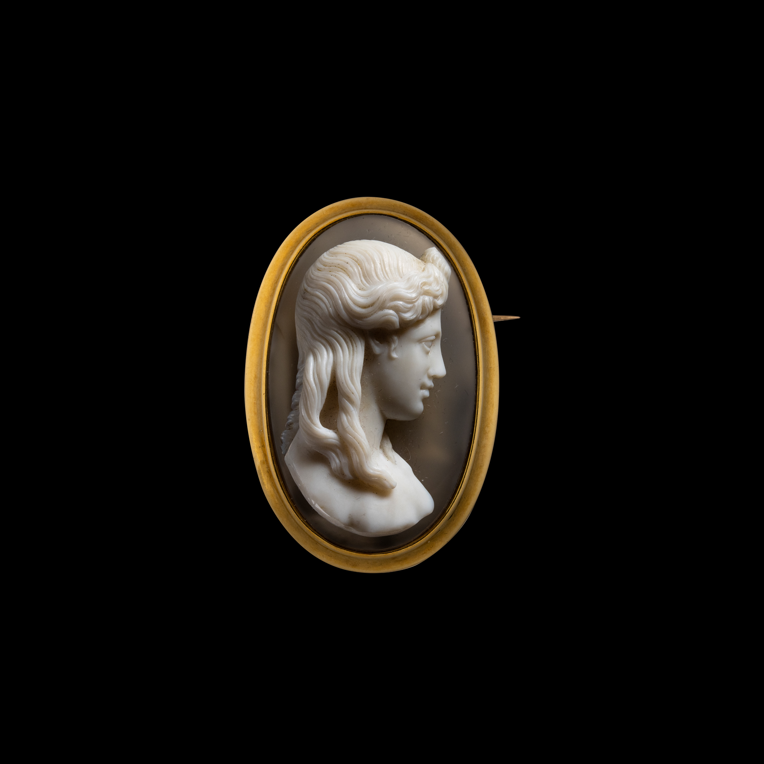 A gold brooch set with a fine Neoclassical agate cameo. Bust of Isis. 